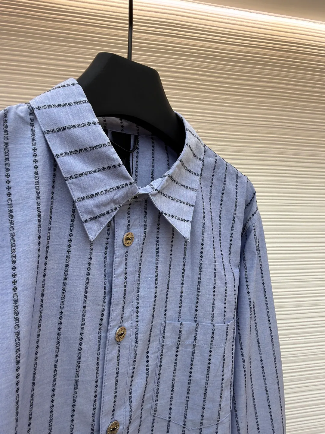 Chrome Hearts Sanskrit all-over yarn-dyed shirt ●Item number: 1681017-B60 ●Fabric: shirt fabric ●Technology: printing production ●Version: loose fit ●Weight: about 245 grams ●Size: S-M-L ●Description: The custom-dyed knitting yarn is made of 100-count double-ply yarn. (Minimum quantity of 1000 meters) is made on a large-scale yarn-dyed jacquard machine. It is paired with professional shirt ironing and sleeve ironing. Customized mold opening 14mm glazed black and silver buttons. Customized black and white printed small label. Customized 2.2×12cm black label. 0.3cm leather hanging ears. Customized accessories. The workmanship details are very good. The overall wiring is straight and delicate, the fabric is comfortable and soft, and the color is consistent without color difference. It can be matched with the same style to create a fashionable look and control various occasions. Customized accessories, complete with three standards, same style for men and women!